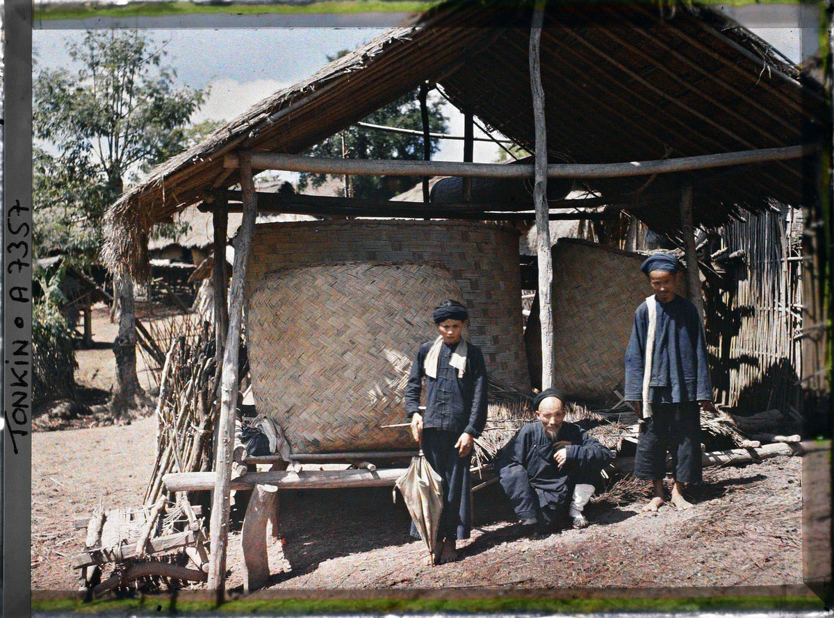 Dân bản đứng trước vựa lúa.