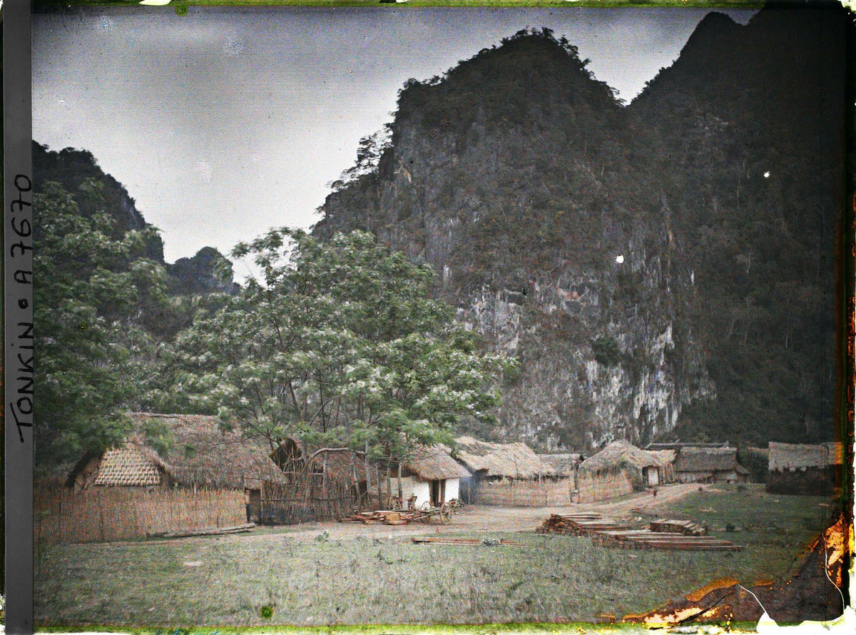 Ngôi làng bên núi đá ở Bắc Sơn.