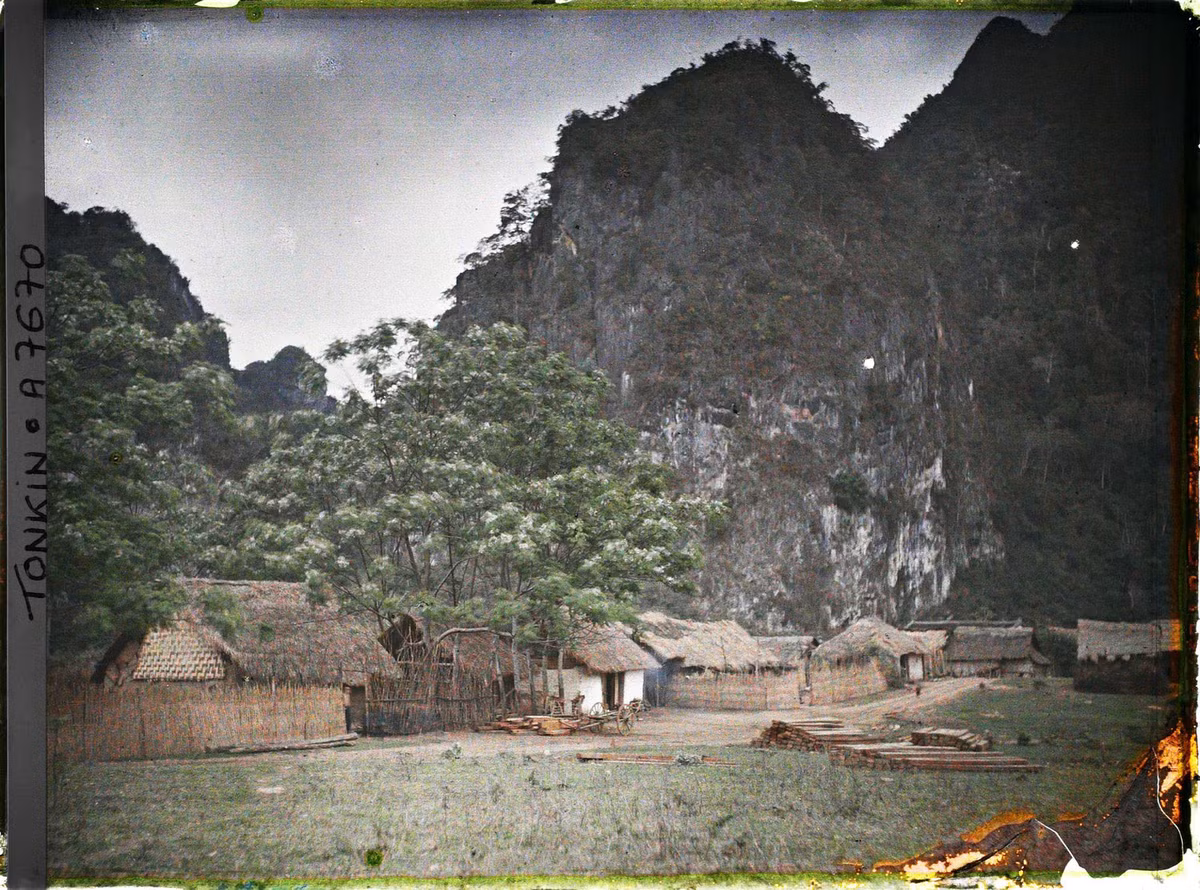 Ngôi làng bên núi đá ở Bắc Sơn.