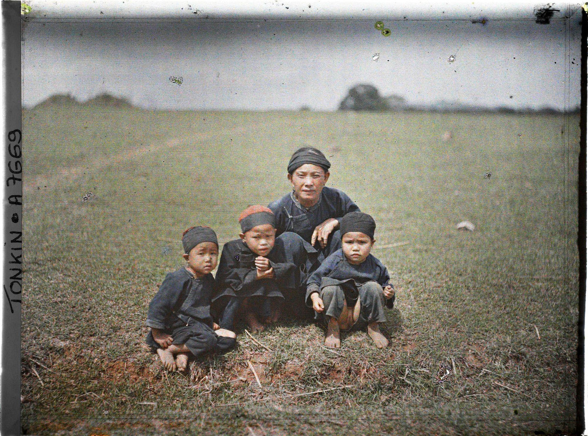 Bà mẹ người Thái và ba đứa con.