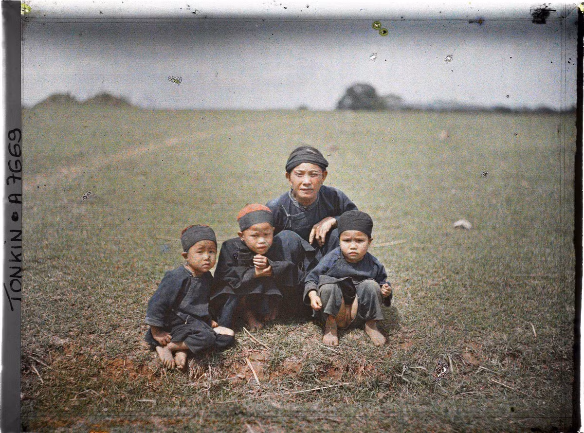 Bà mẹ người Thái và ba đứa con.