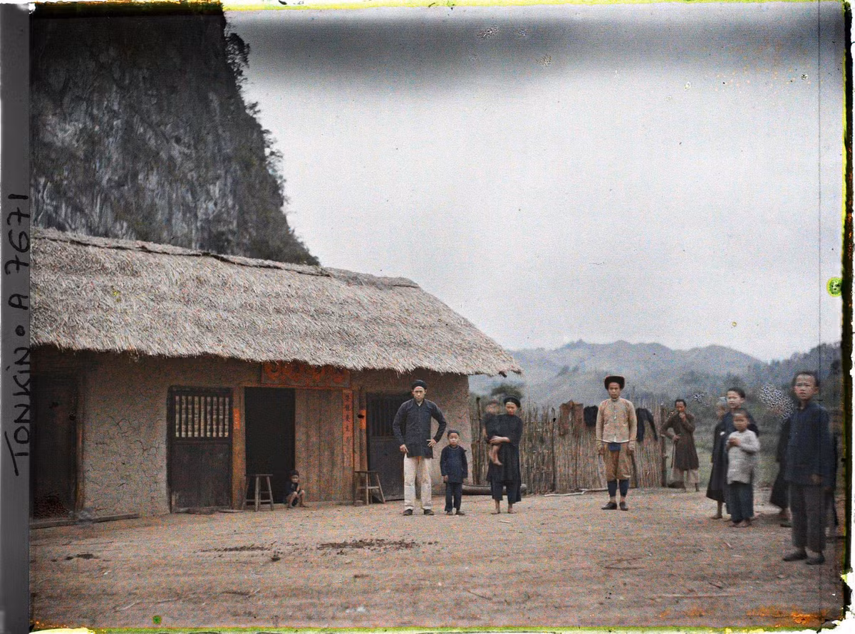 Trong sân nhà một người có thể lực ở làng.