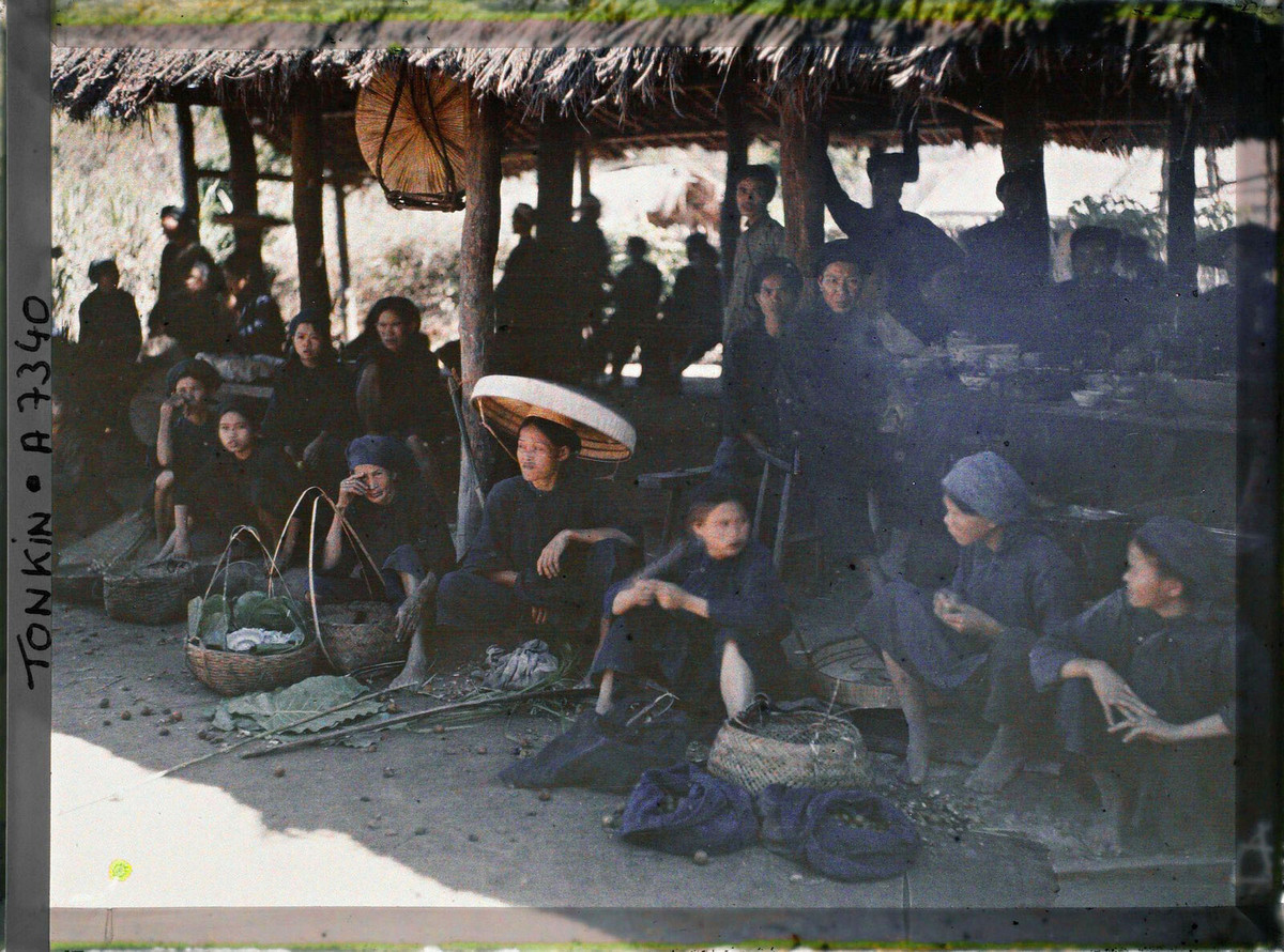 Đồng bào dân tộc Tày tại khu chợ ở Bắc Lệ, tỉnh Bắc Giang năm 1915, nay thuộc huyện Hữu Lũng, tỉnh Lạng Sơn.