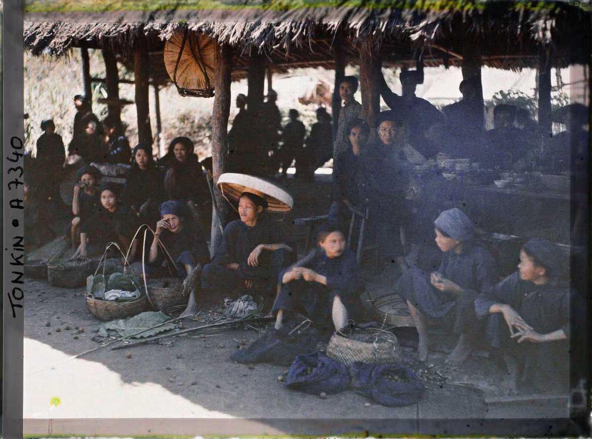 Đồng bào dân tộc Tày tại khu chợ ở Bắc Lệ, tỉnh Bắc Giang năm 1915, nay thuộc huyện Hữu Lũng, tỉnh Lạng Sơn.