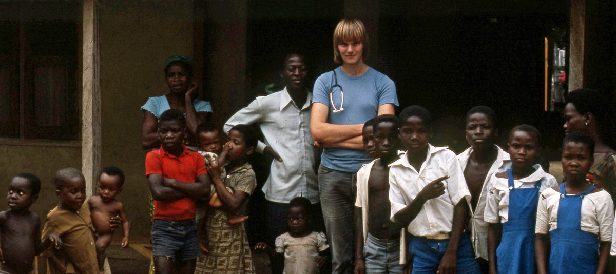 Nữ tình nguyện viên phương Tây và trẻ em địa phương ở cơ sở y tế cách thành phố Onitsha vài giờ chạy xe về phía Nam.