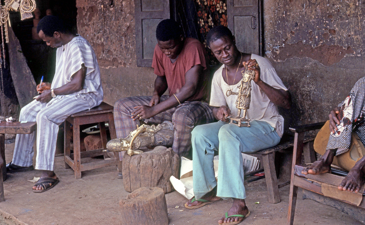 Xưởng chế tác đồ đồng ở thành phố Benin.