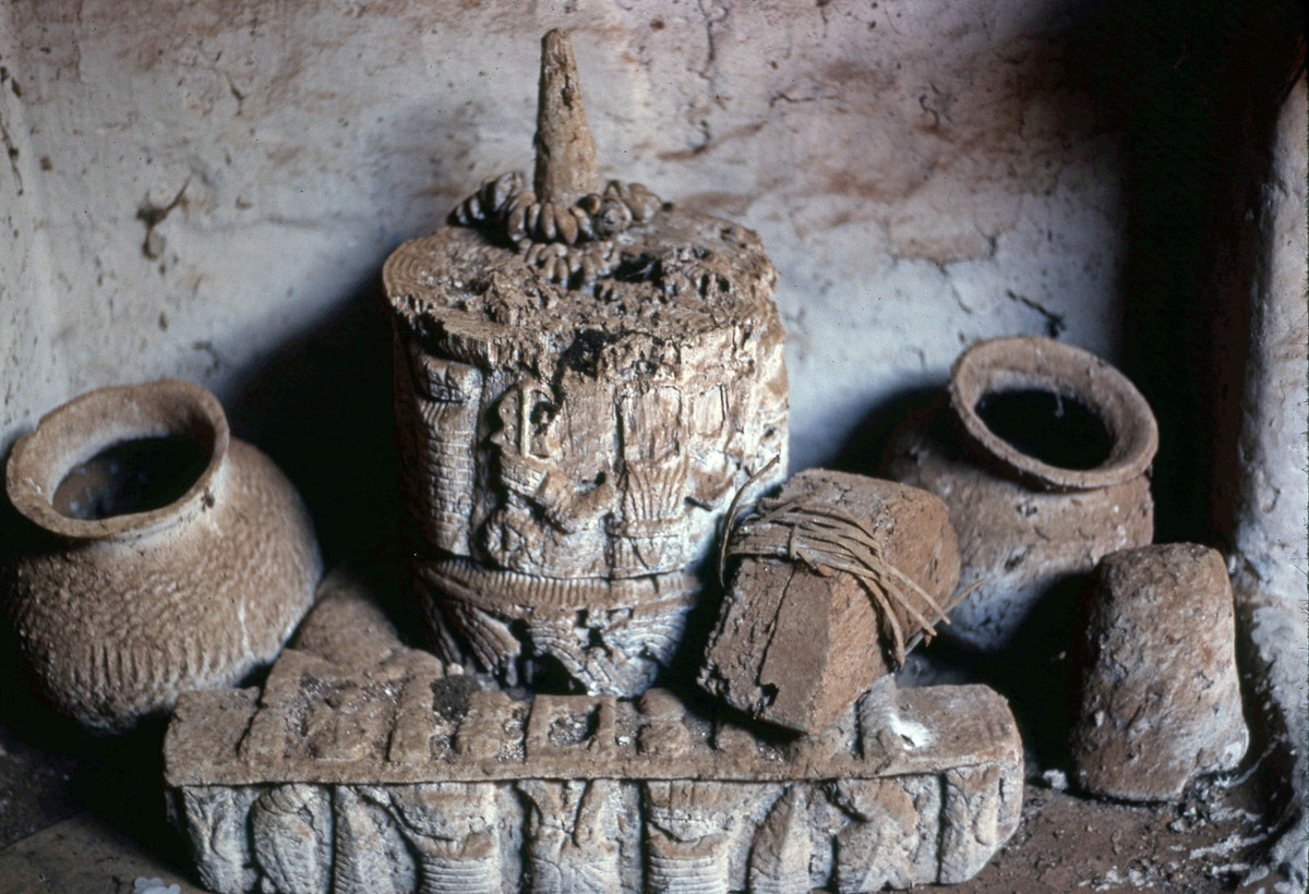 Đồ chạm khắc gỗ trong nhà của Oba.