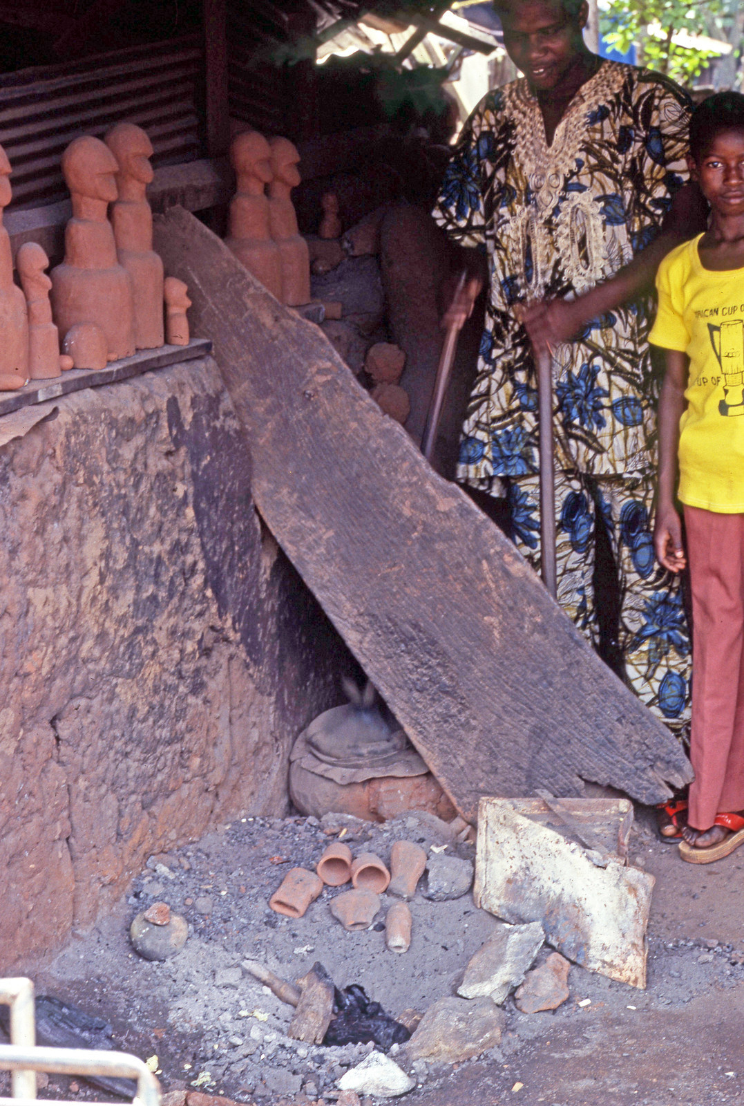 Lò nung thô sơ ở xưởng đồ đồng.