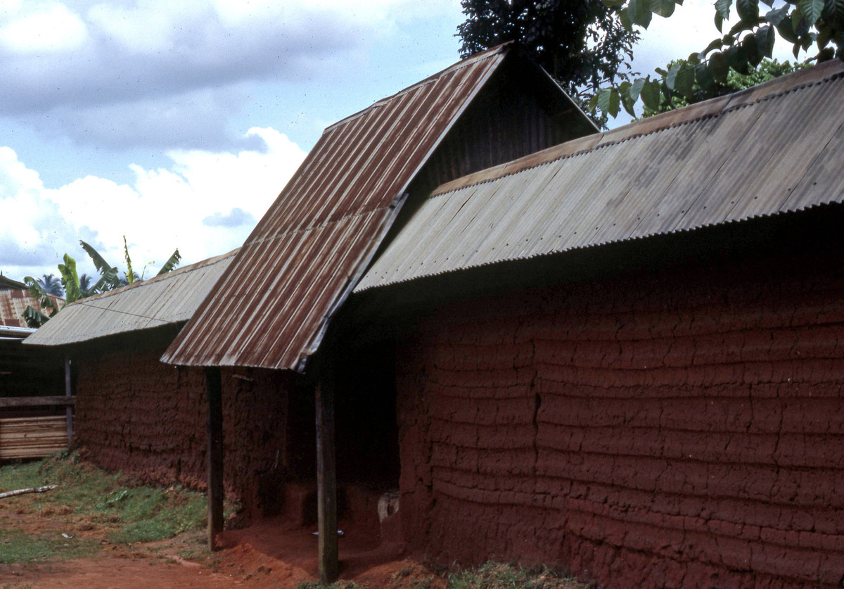 Ngôi nhà của Oba ở thành phố Benin, thủ phủ của bang Edo, Nigeria. Trong ngôn ngữ của tộc người Edo, "Oba" có nghĩa là vua của dân chúng. Người Edo sống ở phía Đông Nam của miền trung Nigeria, tập trung quanh thành phố Benin.