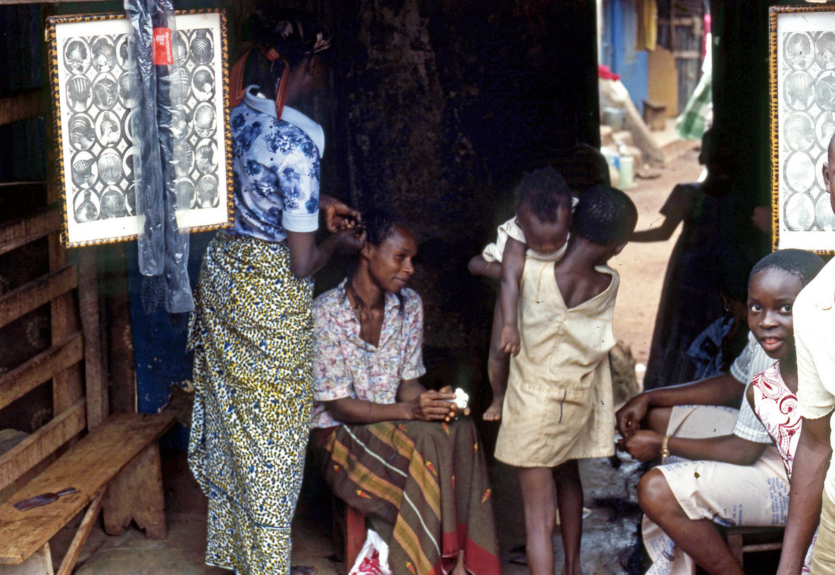 Tiệm tóc trên đường phố Onitsha, thành phố ở bang bang Anambra, Nigeria năm 1980. Ảnh: Robmcrorie/Flickr.