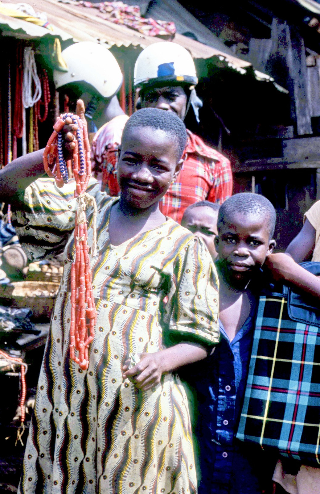 Thiếu nữ địa phương bán chuỗi hạt ở chợ Onitsha.