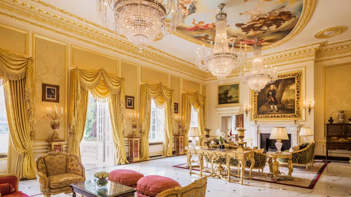 Người bán căn dinh thự là ông Mike Jatania, một doanh nhân đa ngành, từ mỹ phẩm cho đến bất động sản. Gia đình ông cùng các tổ chức trong khu vực đã thực hiện quá trình tu sửa nơi này trong suốt 8 năm.