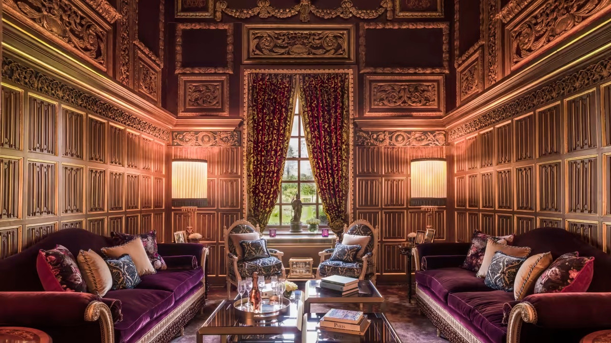 Tổng diện tích khuôn viên dinh thự khoảng 2.650 m2. Đây từng là nơi ở của nhiều người nổi tiếng và quyền lực, bao gồm viên cảnh sát trưởng cấp cao của Buckinghamshire (Anh), những thành viên trong hoàng gia Bonaparte, chủ ngân hàng JP Morgan và nhà sản xuất phim Harry Saltzman.