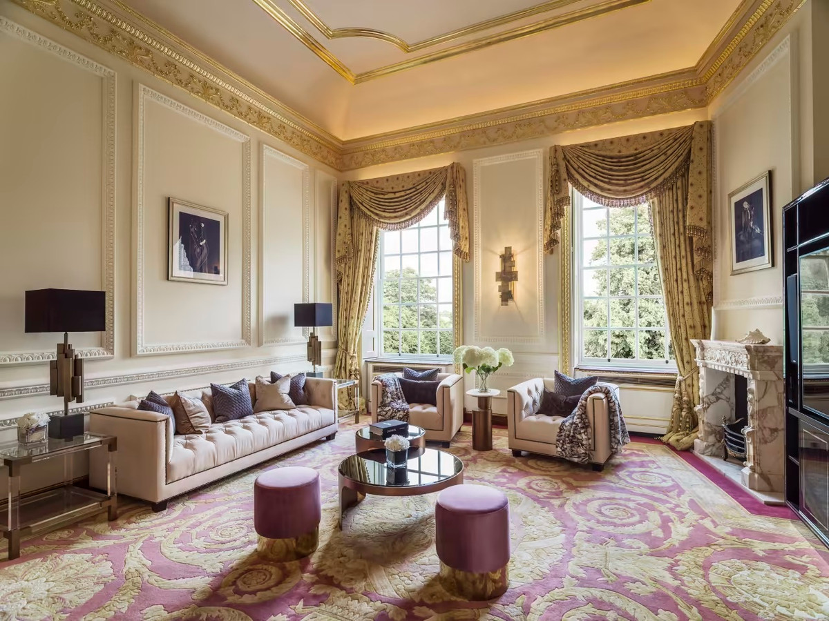 Căn dinh thự được xây dựng vào cuối những năm 1600 trên một khu đất rộng hơn 17 ha. Cảnh quan xung quanh nơi này được thiết kế bởi kiến trúc sư Lancelot Brown, nhân vật được mệnh danh là người làm vườn vĩ đại nhất nước Anh.