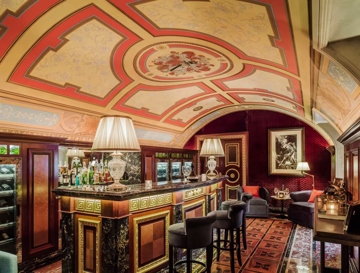 Dinh cơ này sở hữu tới 12 phòng tiếp khách, 12 phòng ngủ và 14 phòng tắm. Ngoài ra, nơi đây còn có một phòng chơi bida, phòng hút xì gà và thư viện.