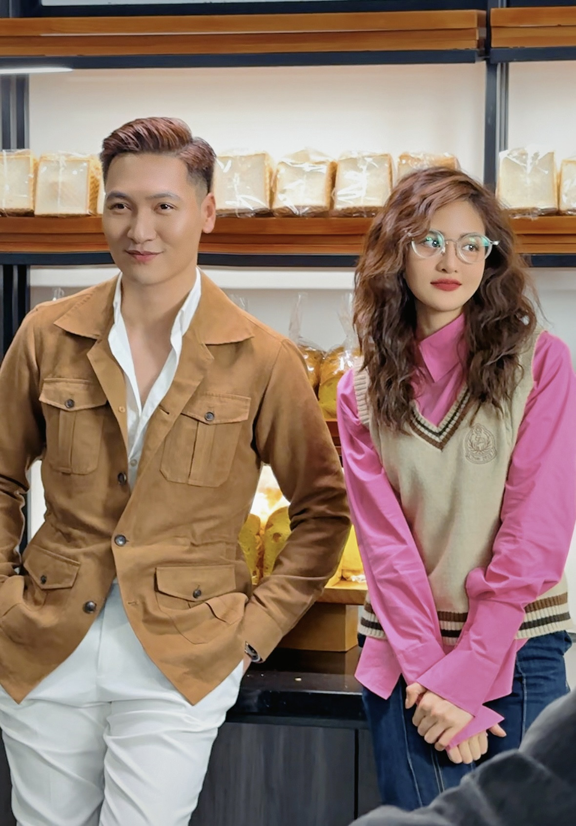 Những cặp đôi chênh lệch hàng chục tuổi trên màn ảnh Việt - Hình 3 Nhung cap doi chenh lech hang chuc tuoi tren man anh Viet-Hinh-3