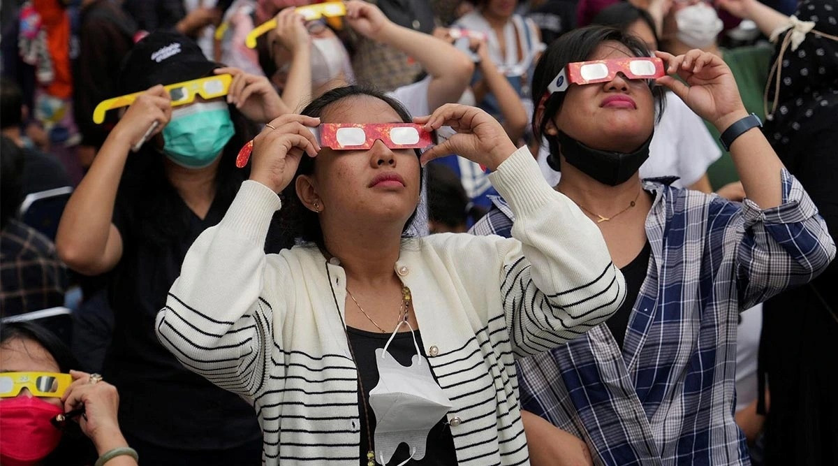 Mọi người dùng kính bảo vệ để xem nhật thực ở Jakarta, Indonesia ngày 20/4. Trong quá trình quan sát nhật thực cần lưu ý các biện pháp bảo vệ an toàn. Nếu muốn ngắm nhìn trực tiếp, cần sử dụng kính có bộ lọc bức xạ, kính thiên văn hoặc kính chuyên dụng để quan sát nhật thực. Kính râm không đủ bảo vệ do bức xạ Mặt Trời cao. Ảnh: AP.