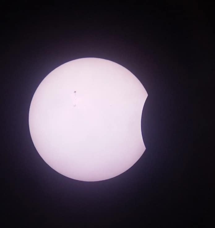 Nhật thực nhìn từ TP. Ninh Thuận lúc 11h15. Việt Nam nằm trong vùng quan sát, nhưng thuộc dải xa nhất nên chỉ có thể thấy nhật thực một phần. Theo Space, độ bao phủ lớn nhất có thể quan sát được ở Việt Nam là 13,3%. Ảnh: Đức Quân/ Tớ yêu thiên văn học.