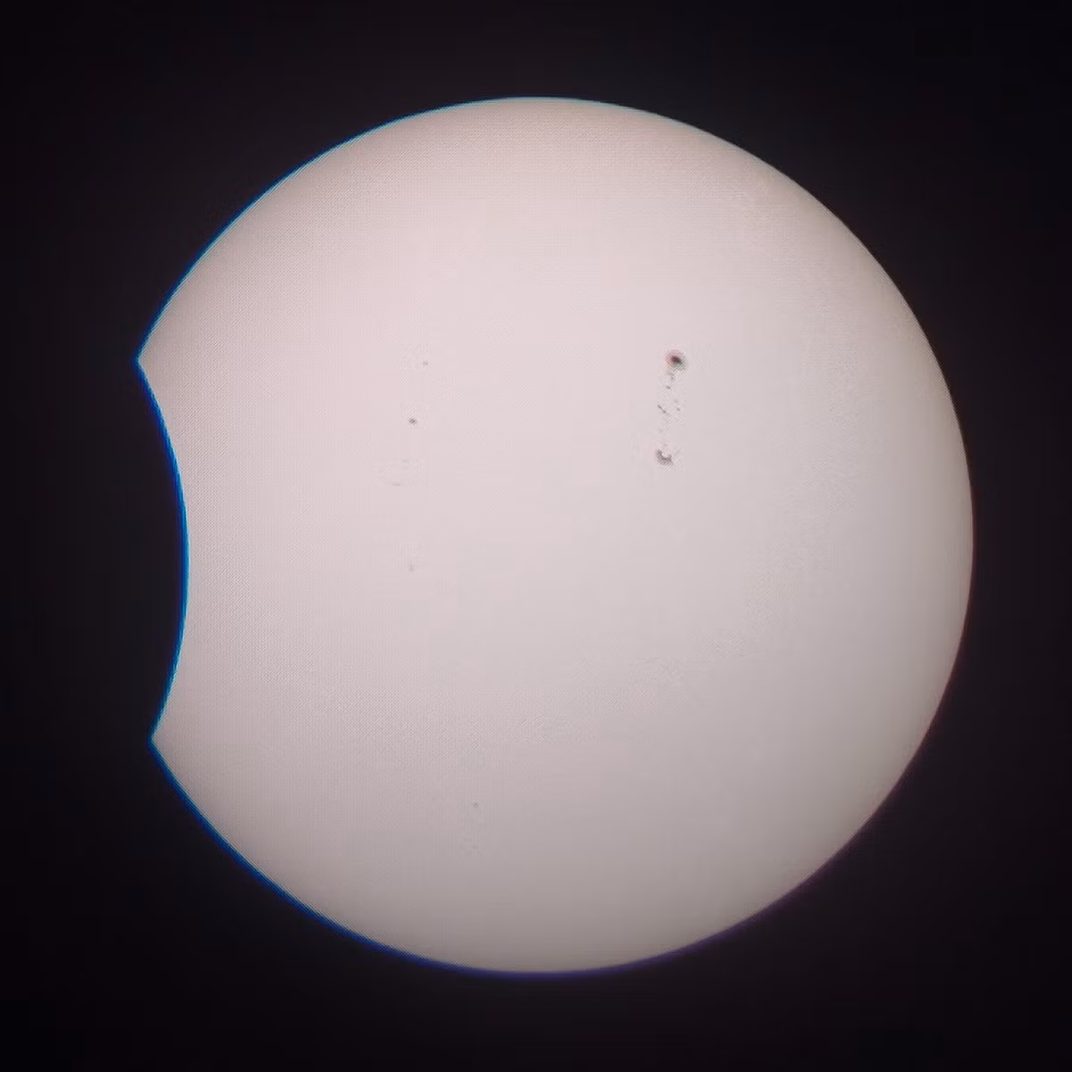  Nhật thực có 3 loại, gồm nhật thực một phần (Mặt Trăng che khuất một phần Mặt Trời), nhật thực toàn phần (Mặt Trăng che khuất hoàn toàn Mặt Trời) và nhật thực hình khuyên (Mặt Trăng che khuất Mặt Trời tại khoảng cách rất xa, để lộ ánh sáng Mặt Trời quanh rìa Mặt Trăng). Đây là nhật thực trưa ngày 20/4 nhìn từ TP.HCM. So với các thành phố Perth, Jakarta, nhật thực từ Việt Nam không rõ bằng do nằm ở "rìa" của vùng có thể quan sát nhật thực lần này. Ảnh: Bảo Trần/ Tớ yêu thiên văn học.