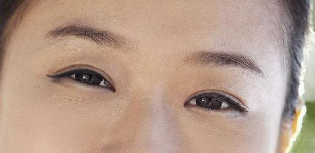 Nhin vao mat 4 nguoi nay, ban nghi ai dang cuoi thuc su?