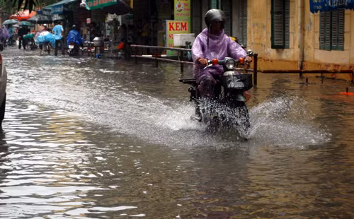 Không sợ chết máy, người đàn ông này tự tin cùng "xe hai bánh tàng tàng" lội nước.