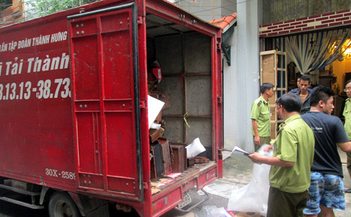 Chiếc xe chở hàng cổ, giả cổ bị cơ quan chức năng phát hiện.