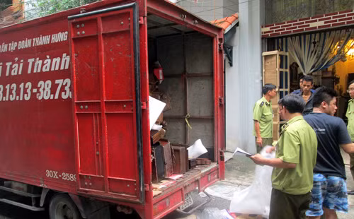 Chiếc xe chở hàng cổ, giả cổ bị cơ quan chức năng phát hiện.