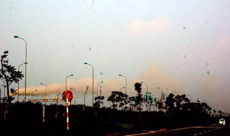 Khói phun như "rồng phun nước" bắc ngang qua đại lộ Thăng Long.