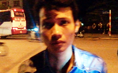 Nam thanh niên mang theo chiếc máy tính xách tay.