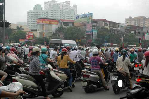 Các phương tiện tham gia giao thông dịch chuyển từng centimet tại ngã tư Xuân Thủy - Trần Thái Tông, Cầu Giấy.