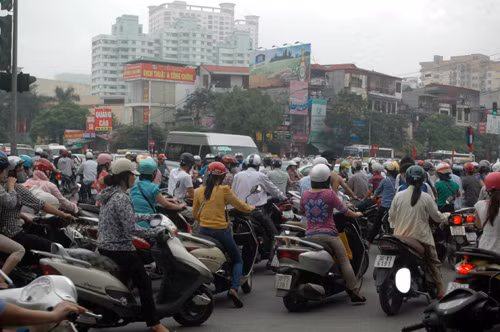 Các phương tiện tham gia giao thông dịch chuyển từng centimet tại ngã tư Xuân Thủy - Trần Thái Tông, Cầu Giấy.