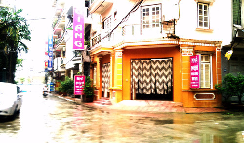 Nhà nghỉ trên phố Phạm Tuấn Tài, quận Cầu Giấy, Hà Nội cửa mở, buồn lặng.