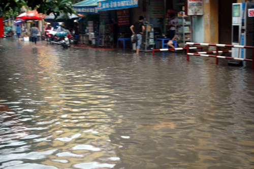 Ngõ 167 phố Tây Sơn, quận Đống Đa, ngập sâu trong nước.