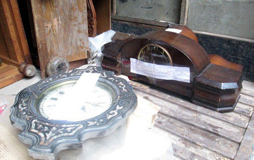 Những đồng hồ cổ trị giá hàng trăm triệu đồng bị phát hiện.