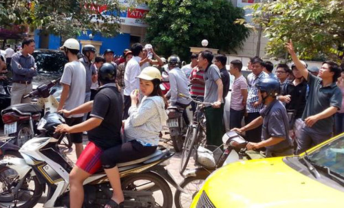 Tài xế xe taxi rút cờ lê, tua vít tấn công anh Long.