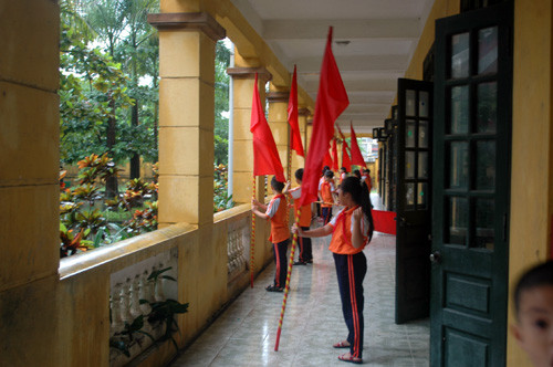 Đội cờ kéo vào hành lang của lớp học.