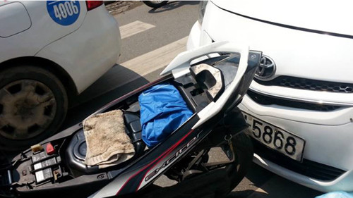 Hiện trường vụ tai nạn, khiến người điều khiển xe máy bị trọng thương.