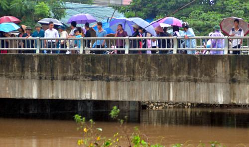 Cây cầu nơi cô gái nhảy xuống sông tự tử.