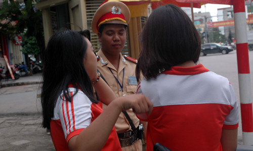 Nhiều trường hợp CSGT phải "mềm lòng" khi xử lý các trường hợp nữ sinh đi xe đạp điện không đội MBH.