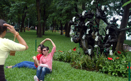 Tay trong tay kết hình trái tim