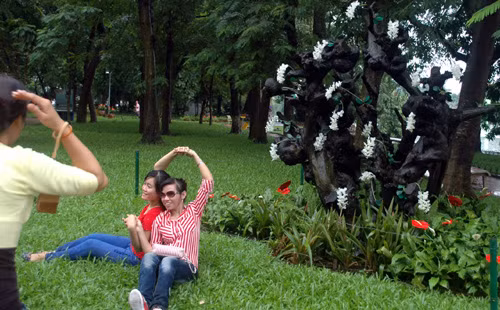 Tay trong tay kết hình trái tim