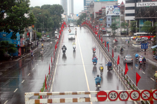 Đường phố nhuộm màu cờ đỏ chào mừng Quốc khánh mùng 2/9/2013.