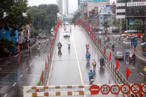 Đường phố nhuộm màu cờ đỏ chào mừng Quốc khánh mùng 2/9/2013.