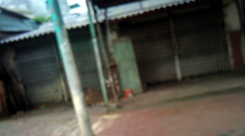 Phố Phạm Văn Đồng, huyện Từ Liêm, Hà Nội - nơi có rất nhiều các cô gái mặc váy ngắn, ngồi vuốt tóc, ưỡn ngực chờ khách - giờ cửa đóng then cài im ỉm.