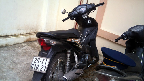 Chiếc xe gian do Sáu điều khiển bị các chiến sĩ CSGT phát hiện.