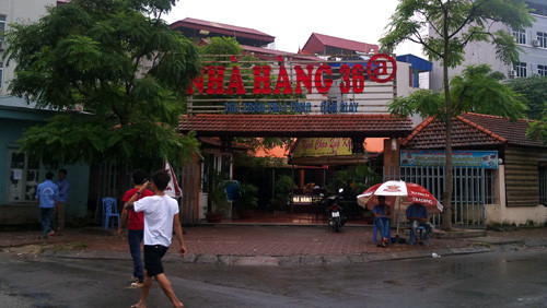 Một nhà hàng ăn uống trên phố Trần Thái Tông cũng vắng khách. Các nhân viên được dịp đứng ngồi tâm sự.