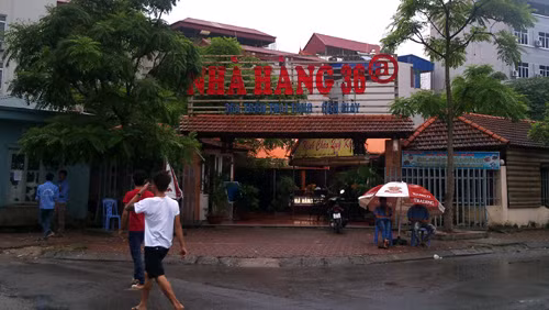 Một nhà hàng ăn uống trên phố Trần Thái Tông cũng vắng khách. Các nhân viên được dịp đứng ngồi tâm sự.