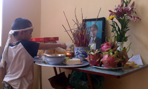 "Đến giờ cơm, sao không thấy bố về hả mẹ?" - câu hỏi khiến nhiều người nhói lòng.