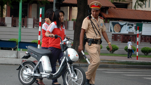 Học sinh điều khiển xe đạp điện không đội MBH bị CSGT kiểm tra xử lý vi phạm.