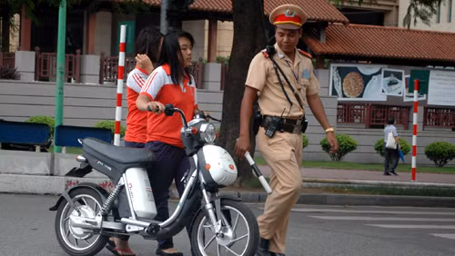 Học sinh điều khiển xe đạp điện không đội MBH bị CSGT kiểm tra xử lý vi phạm.